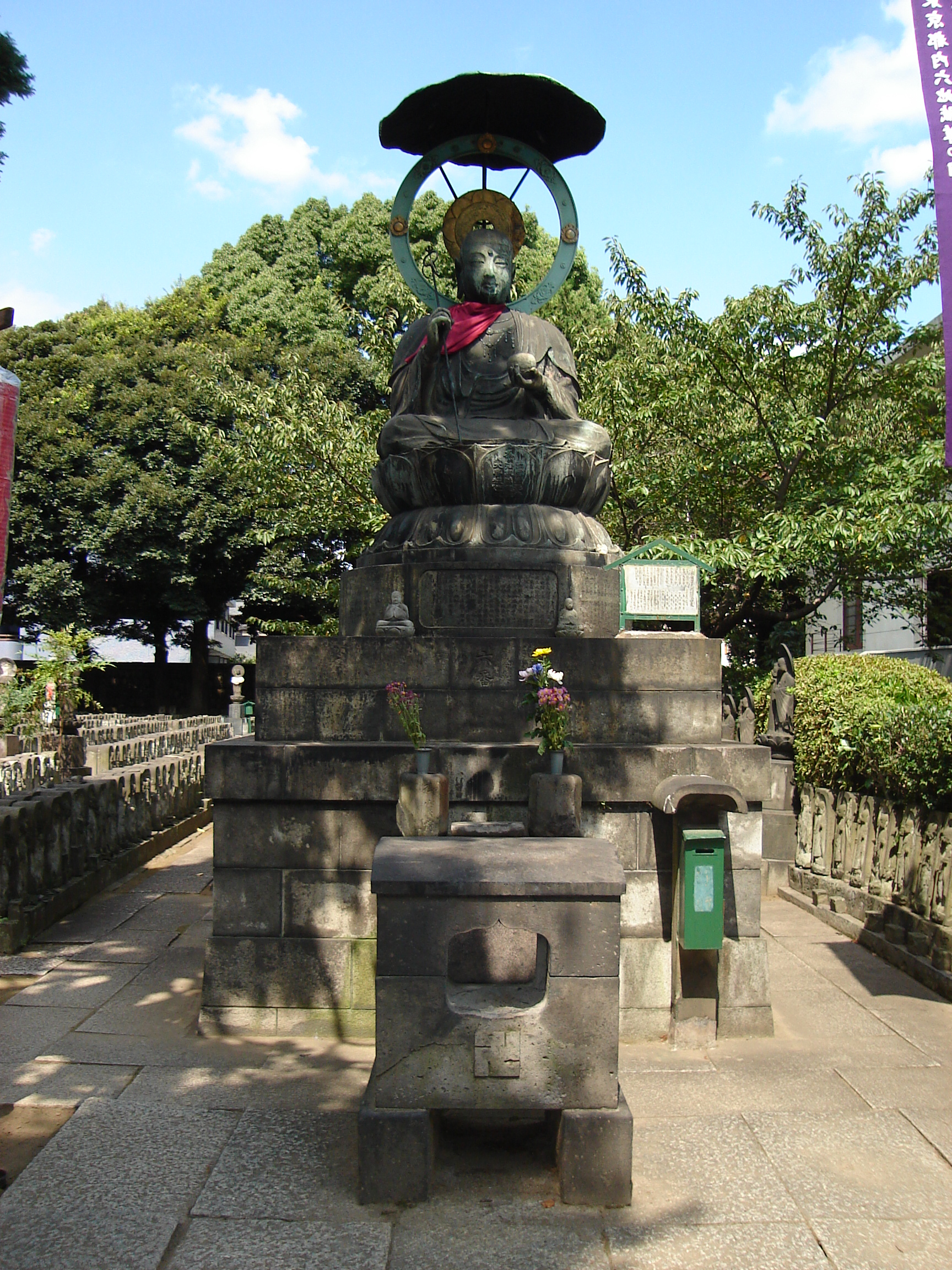 a statue of buddah