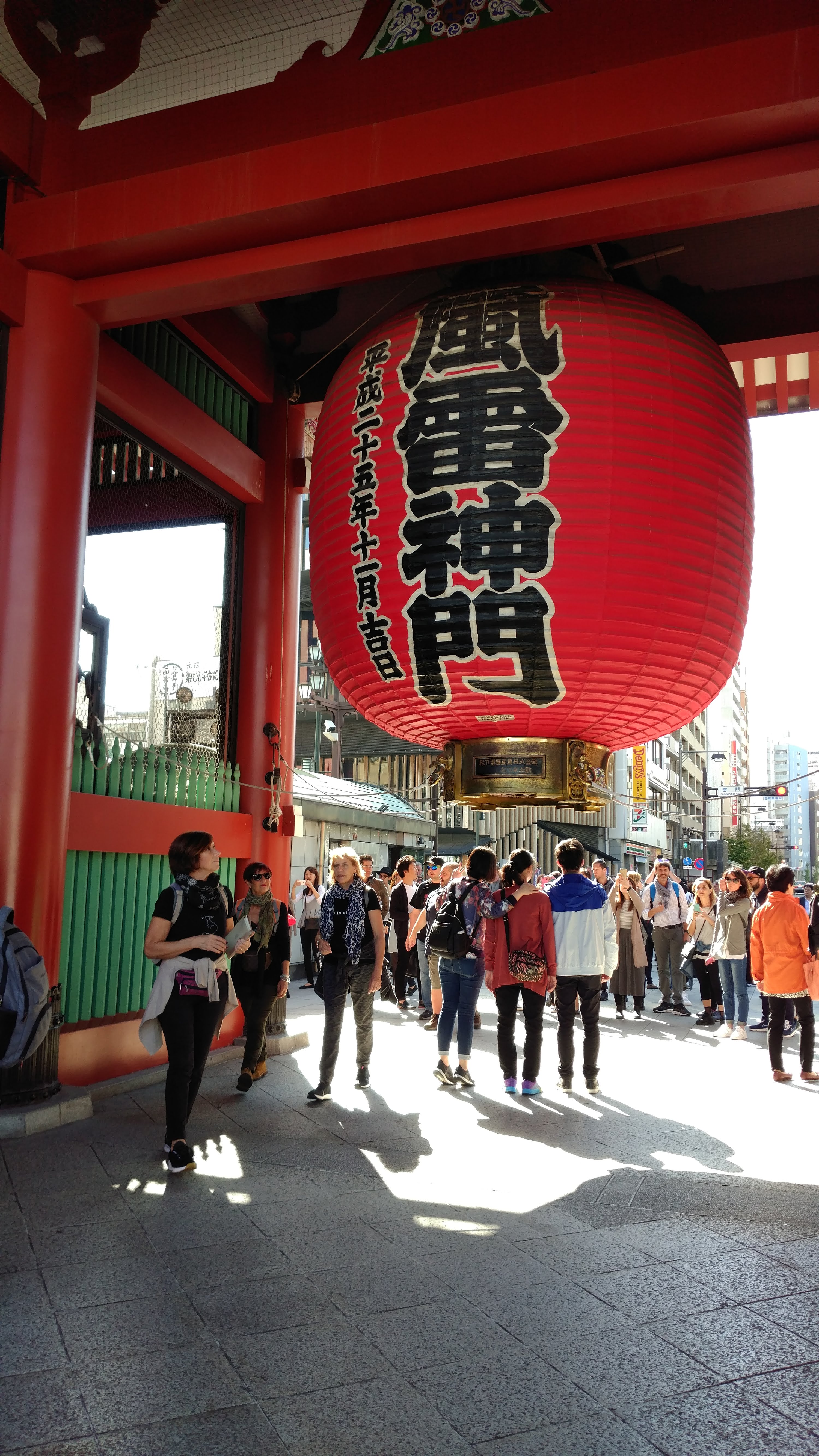 Kaminarimon Gate's giant lantern