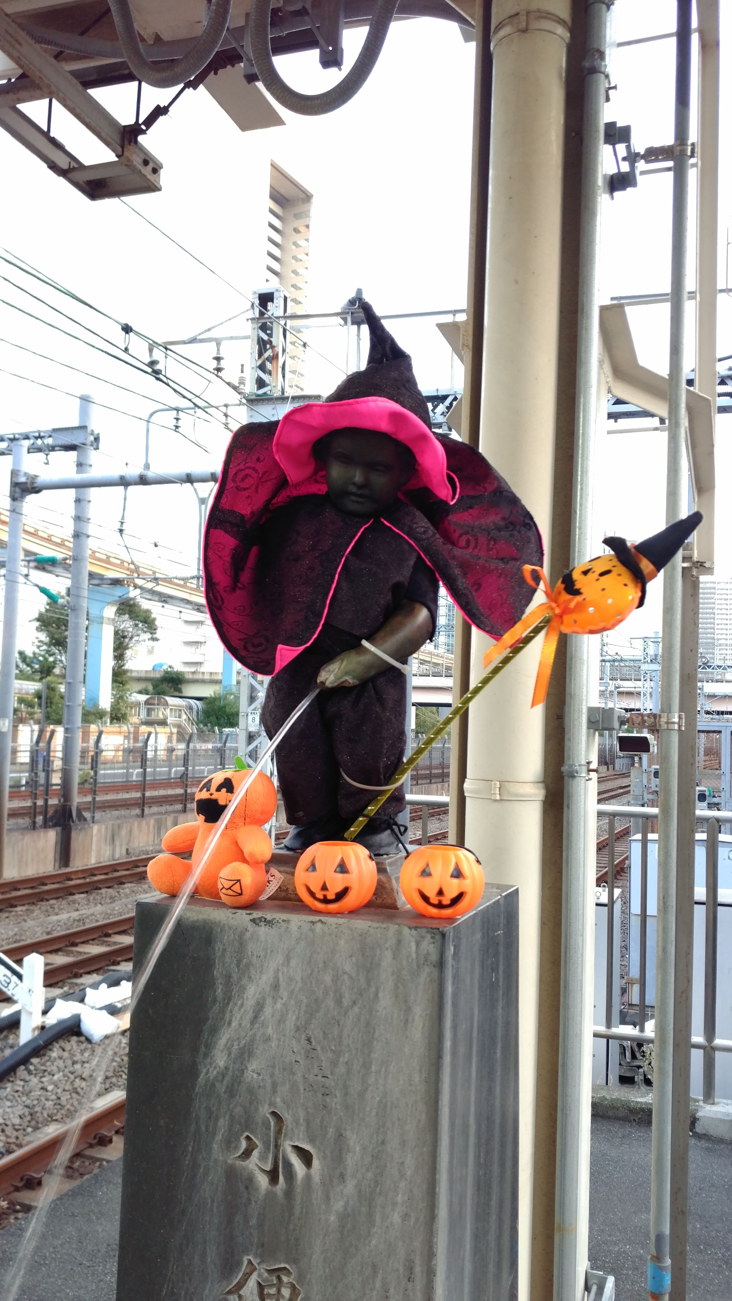Manekin Pis statue dressed as a witch for halloween