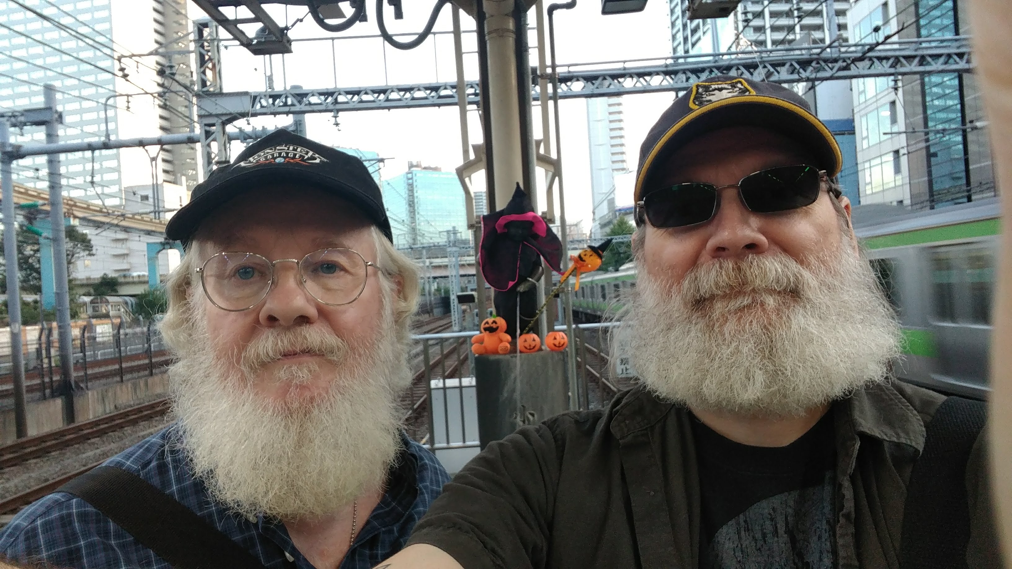 chris and earl selfie with Manekin Pis statue