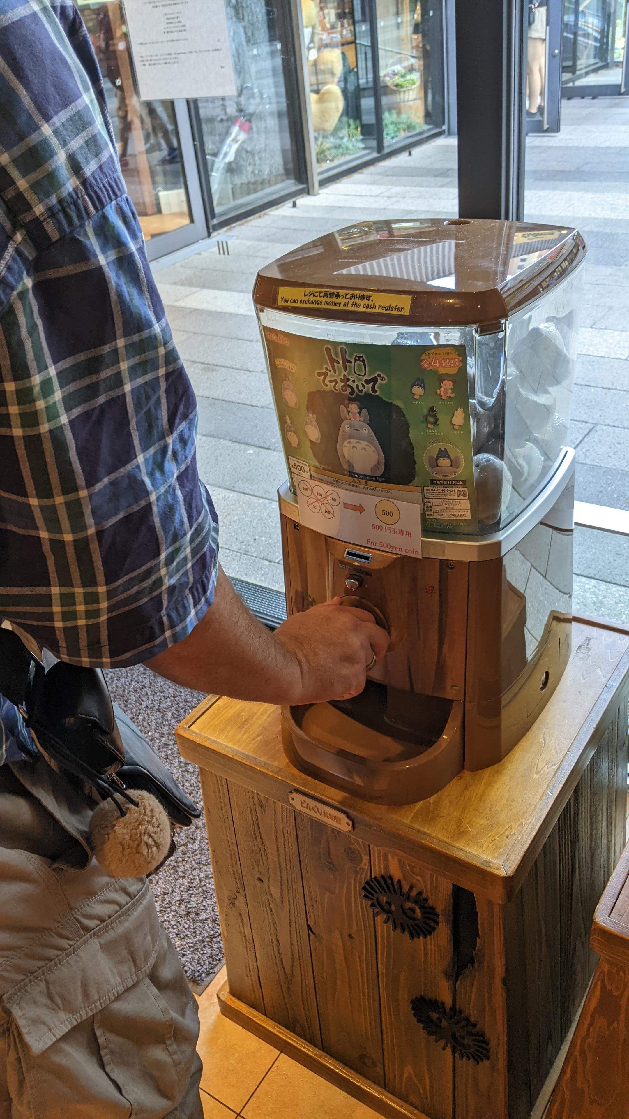 A Totoro gacha pon machine