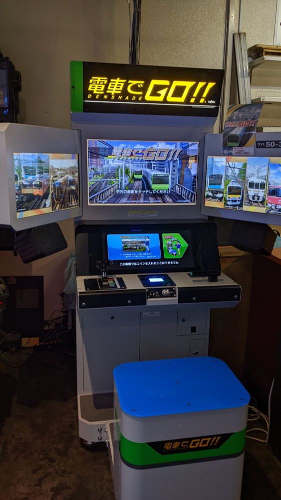 Densha de GO!! with multiple small screens and no booth