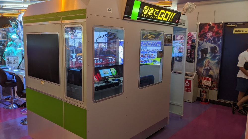 Enclosed booth version of Densha de Go!! with multiple screens